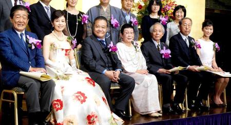 　「第２３回橋田賞」の授賞式に出席した（下段左から）関口宏、沢口靖子、西田敏行、橋田壽賀子氏、山田太一氏、岸部一徳、杏＝東京都内