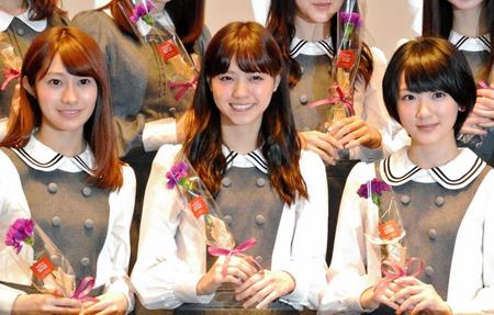 　客席に座る母親へ感謝のカーネーションを贈った（左から）桜井玲香、西野七瀬、生駒里奈＝東京・秋葉原