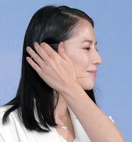 左手薬指に指輪をつけて登場した長澤まさみ＝東京・六本木ヒルズアリーナ（撮影・吉澤敬太）