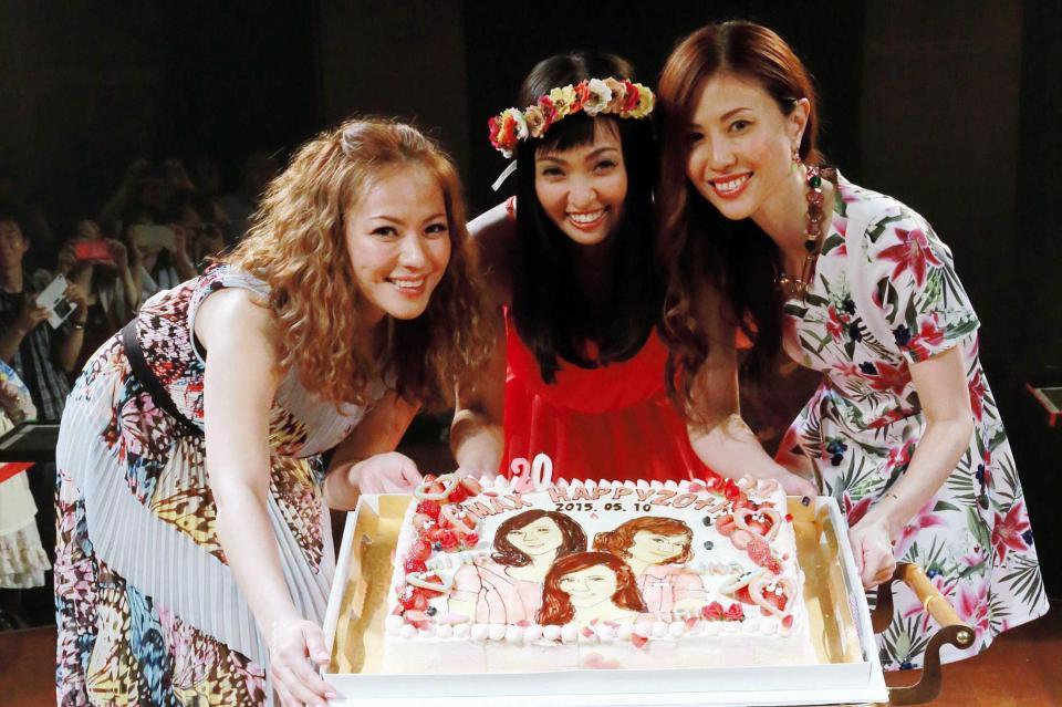 　バースデーケーキでお祝いされたＭＡＸの（左から）ＬＩＮＡ、ＭＩＮＡ、ＮＡＮＡ＝東京都内