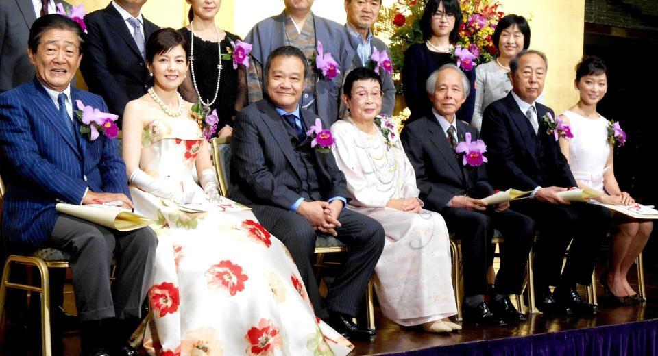 　「第２３回橋田賞」の授賞式に出席した（下段左から）関口宏、沢口靖子、西田敏行、橋田壽賀子氏、山田太一氏、岸部一徳、杏＝東京都内