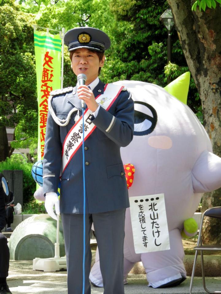 一日警察署長を務めた北山たけし＝横浜市内