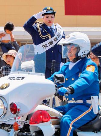 　白バイ見送る渡辺直美