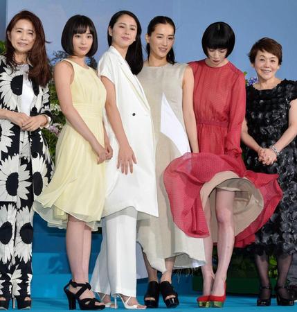 　風でめくり上がったスカートを押さえる夏帆（右から２人目）。（左から）風吹ジュン、広瀬すず、長澤まさみ、綾瀬はるか、右は大竹しのぶ＝東京・六本木ヒルズアリーナ