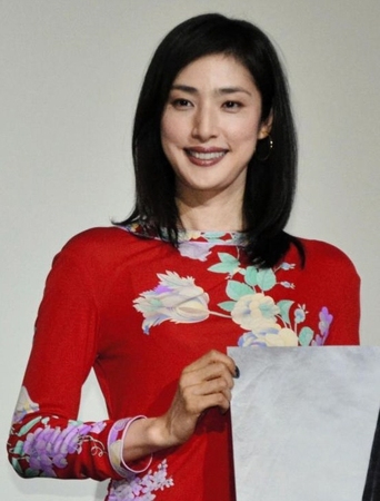 映画「蒼の乱」の舞台あいさつを行った天海祐希＝大阪市内