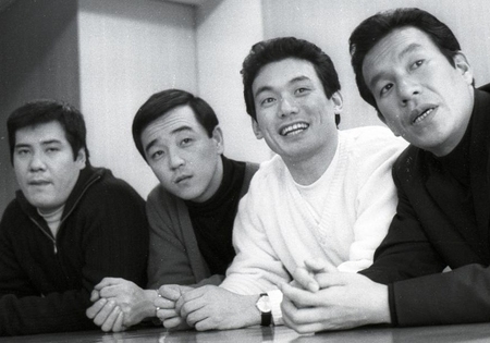 来社したチャンバラトリオ。左から結城哲也、伊吹太郎、山根伸介、南方英二さん＝１９６８年１月９日