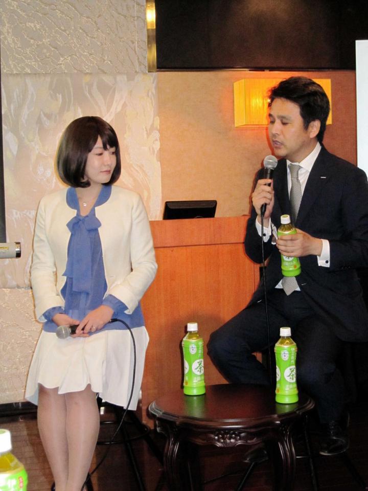 　リニューアルした伊右衛門についてトークセッションを繰り広げる中野信子さん（左）と、サントリー食品事業本部の沖中直人さん＝東京・原宿