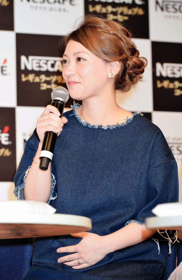 妊娠後初めて公の場に登場し、お腹に手を当てるＡＫＩＮＡ＝東京・神宮前（撮影・佐々木彰尚）