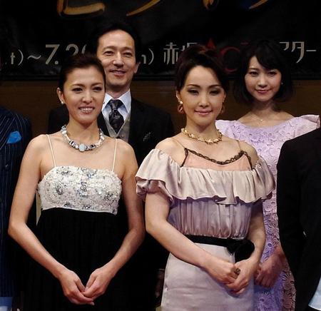 会見した（左から）安蘭けい、鈴木綜馬、濱田めぐみ、夢咲ねね＝都内