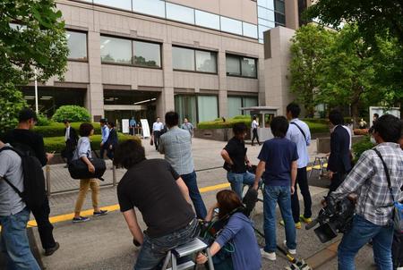 東京家庭裁判所前に集まった報道陣＝東京・霞ヶ関