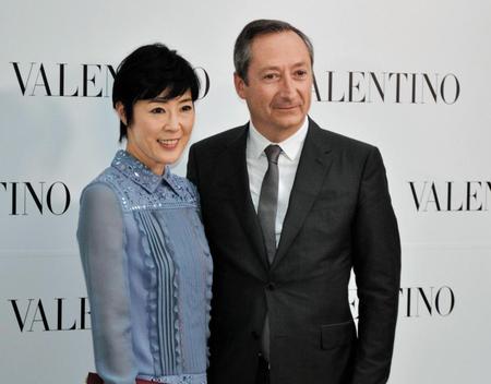 「バレンチノ　神戸大丸店」のオープニングイベントに出席した寺島しのぶ（左）と、バレンチノのステファノ・サッシＣＥＯ＝神戸市内