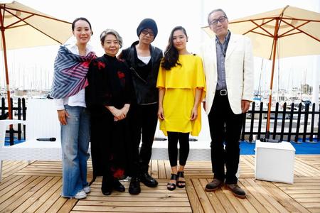 現地入りした（左から）河瀬直美監督、樹木希林、永瀬正敏、内田伽羅、ドリアン助川＝仏カンヌ