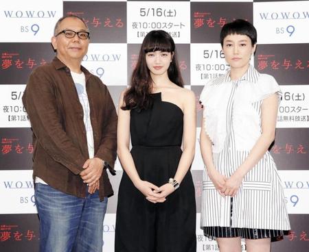 完成披露で舞台あいさつを行った（左から）犬童一心監督、小松菜奈、菊地凛子＝東京・東新橋