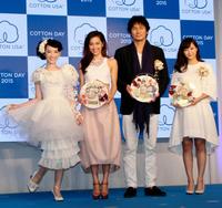 「ＣＯＴＴＯＮ　ＵＳＡ　ＡＷＡＲＤ」の授賞式に出席した（左から）篠原ともえ、中村アン、伊原剛志、藤本美貴