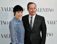 「バレンチノ　神戸大丸店」のオープニングイベントに出席した寺島しのぶ（左）と、バレンチノのステファノ・サッシＣＥＯ＝神戸市内