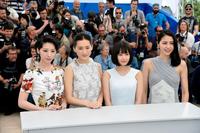 カンヌ映画祭で写真撮影に応じる（左から）夏帆、綾瀬はるか、広瀬すず、長澤まさみ＝フランス・カンヌ
