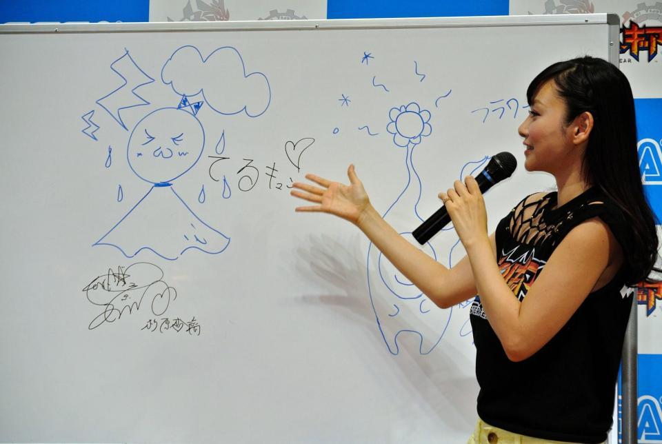 自身で考案したモンスターについて説明する杉原杏璃＝東京・渋谷