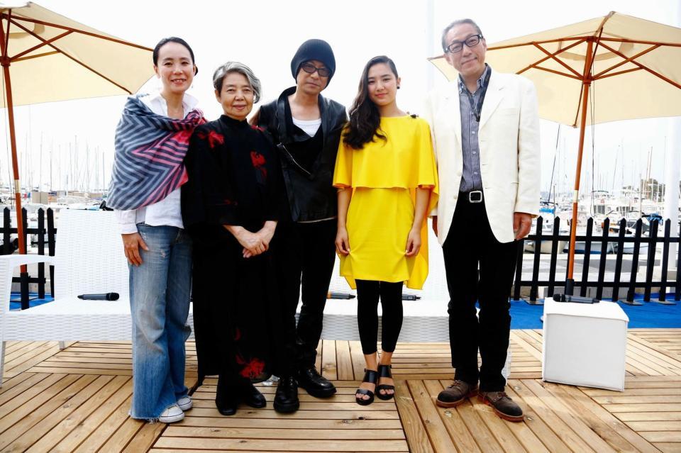 現地入りした（左から）河瀬直美監督、樹木希林、永瀬正敏、内田伽羅、ドリアン助川＝仏カンヌ