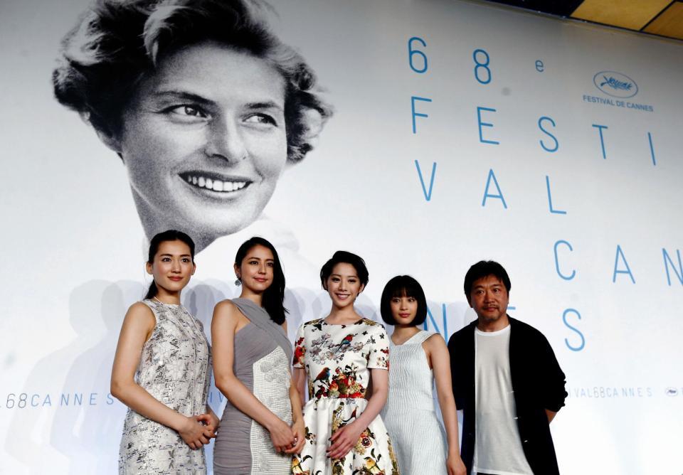カンヌ映画祭で写真撮影に応じる（左から）綾瀬はるか、長澤まさみ、夏帆、広瀬すず，是枝裕和監督＝フランス・カンヌ