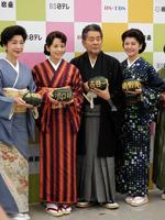 鹿児島県南さつま市から提供された名前入りかぼちゃを持つ（左から）高橋惠子、沢口靖子、古谷一行、南野陽子＝東京・明治座森下スタジオ