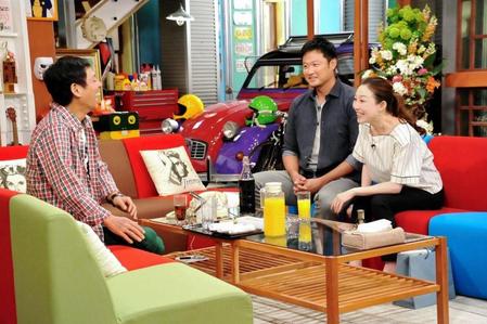 「さんまのまんま」に出演した小原正子（右）、夫のマック鈴木氏（中）と司会の明石家さんま（左）