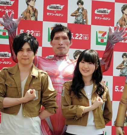 ＰＲイベントに登場した篠原信一（後列）と（左から）声優の梶裕貴、石川由依＝東京・新宿