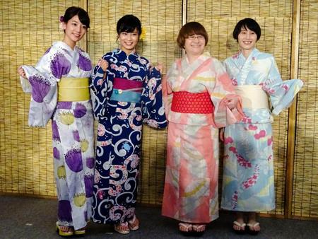 涼しげな浴衣姿で登場した（左から）佐藤美希、小島瑠璃子、ハリセンボンの近藤春菜、箕輪はるか＝イオンモール幕張