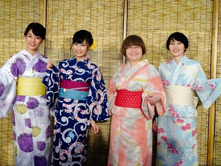 涼しげな浴衣姿で登場した（左から）佐藤美希、小島瑠璃子、ハリセンボンの近藤春菜、箕輪はるか＝イオンモール幕張