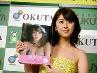 初写真集の発売記念イベントを行った柳ゆき菜＝東京・福家書店新宿サブナード店