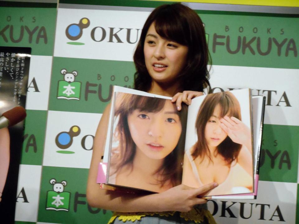 お気に入りのショットを示す柳ゆり菜＝東京・福家書店新宿サブナード店