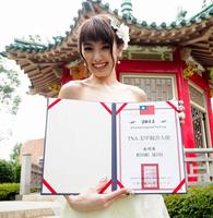 きらびやかなネイルの手で任命書を持つ南明奈＝台湾・台北