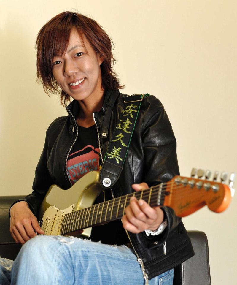 　デビュー１０周年を迎えたギタリストの安達久美＝東京・木場のデイリースポーツ（撮影・佐々木彰尚）