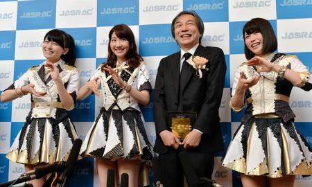 「恋するフォーチュンクッキー」で２０１５年ＪＡＳＲＡＣ賞金賞を受賞した作曲家の伊藤心太郎氏（右から２人目）。「おにぎり」とポーズをとる（左から）小嶋真子、柏木由紀。横山由依（右）＝東京・渋谷（撮影・佐々木彰尚）