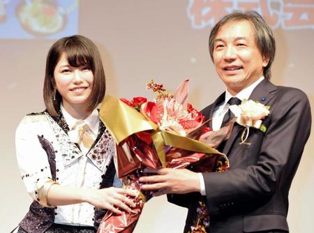 「恋するフォーチュンクッキーで」ＪＡＳＲＡＣ賞金賞を受賞した作曲家の伊藤心太郎氏（右）に花束を手渡すＡＫＢ４８の横山由依＝東京・渋谷（撮影・佐々木彰尚）