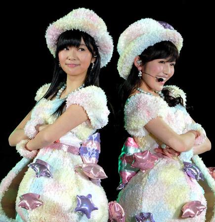 今年も激戦を繰り広げる指原莉乃（左）と渡辺麻友