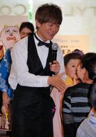 バリスタの衣装でラテアートに初挑戦した北山たけし＝神奈川・新星堂モザイクモール港北