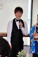 バリスタの衣装でラテアートに初挑戦した北山たけし＝神奈川・新星堂モザイクモール港北