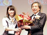 「恋するフォーチュンクッキーで」ＪＡＳＲＡＣ賞金賞を受賞した作曲家の伊藤心太郎氏（右）に花束を手渡すＡＫＢ４８の横山由依＝東京・渋谷（撮影・佐々木彰尚）