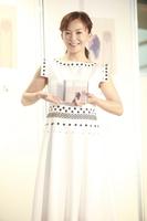 新曲発売イベントを行った華原朋美＝東京・羽田空港