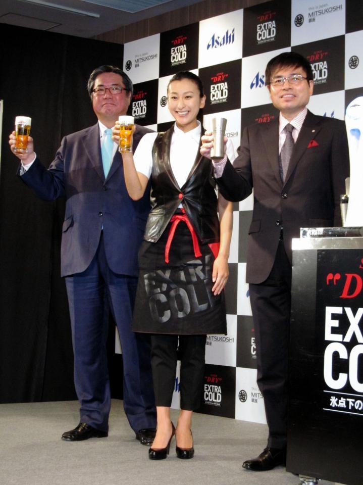 エクストラコールドＢＡＲ銀座三越のオープンを祝う（左から）アサヒビール平野伸一副社長、浅田舞、銀座三越・浅賀誠店長＝東京・銀座三越