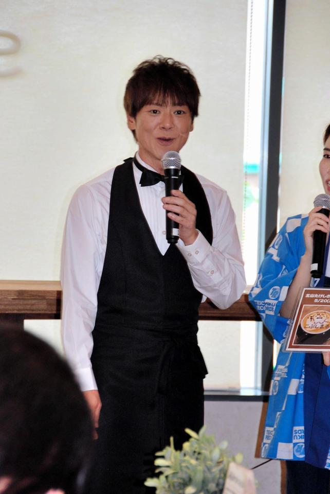 バリスタの衣装でラテアートに初挑戦した北山たけし＝神奈川・新星堂モザイクモール港北