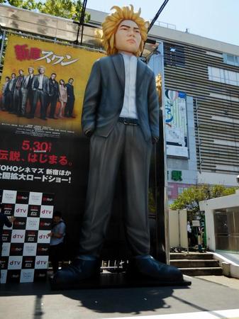 新宿駅前にそびえ立つ白鳥龍彦像＝東京・新宿ステーションスクエア