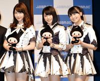 ＪＡＳＲＡＣ賞贈呈式に登場したＡＫＢ４８の（左から）柏木由紀、横山由依、小嶋真子＝東京・渋谷（撮影・佐々木彰尚）