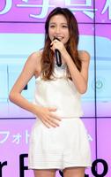 イベント中、妊娠中のお腹を手でさする木下優樹菜＝東京・ベクトルスタジオ（撮影・開出　牧）