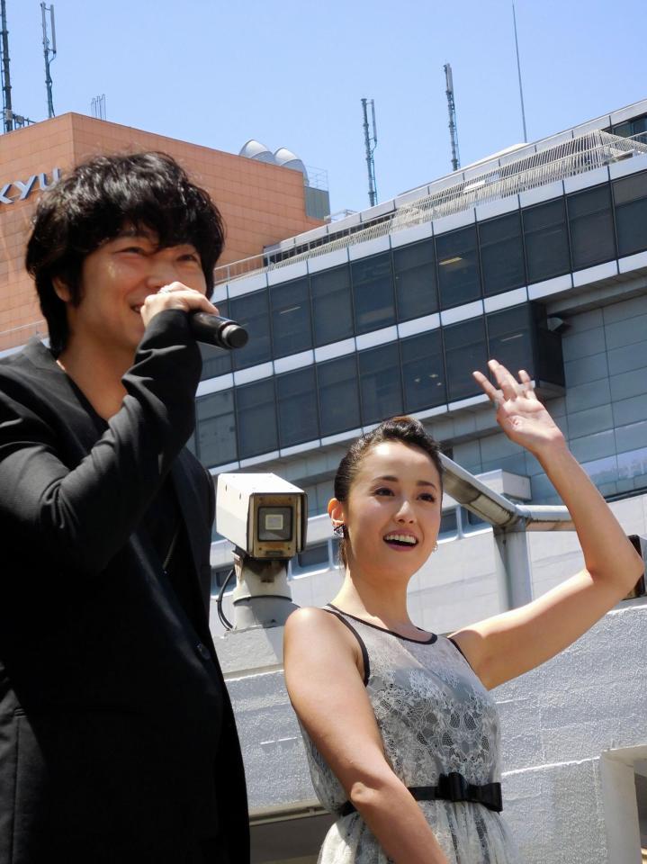 イベントに出席した綾野剛（左）と沢尻エリカ＝東京・新宿ステーションスクエア