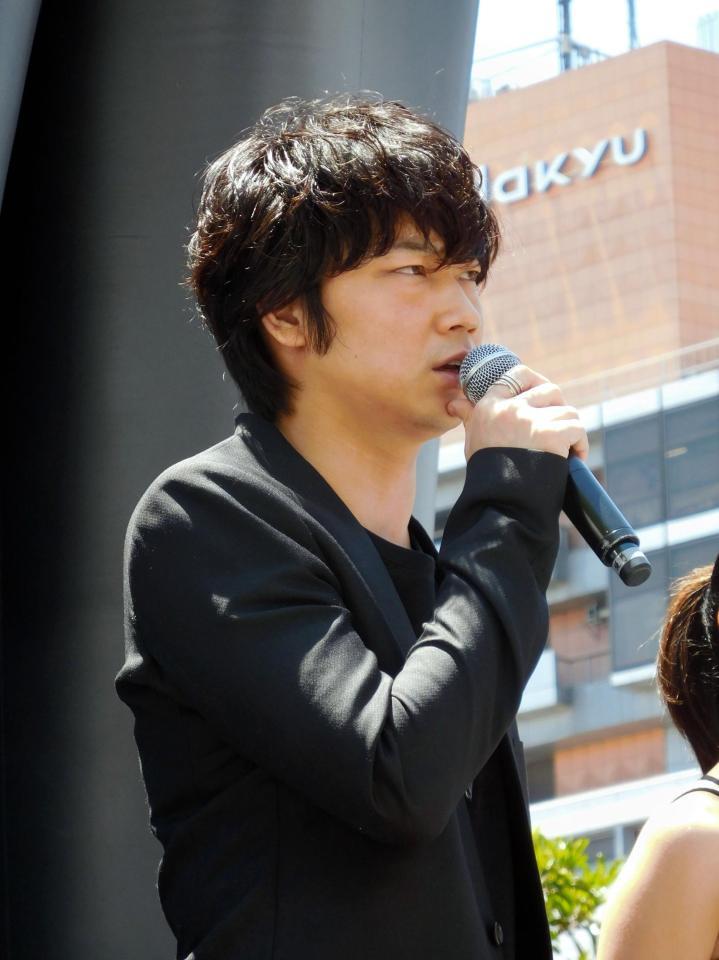 自身の巨大像完成に感謝する綾野剛＝東京・新宿ステーションスクエア