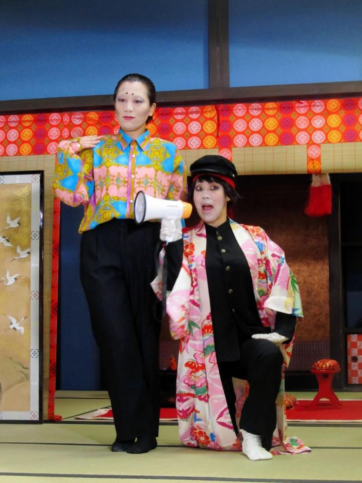 「三好ナイト」のキャラにふんした橋本小雪（左）と中野聡子（右）＝東京・港区のＹｏｕＴｕｂｅＳｐａｃｅＴｏｋｙｏ