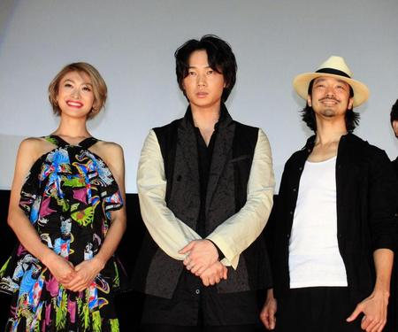 舞台あいさつした（左から）山田優、綾野剛、金子ノブアキ＝大阪市内