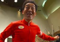 カメラに向かって変顔で歌うテツ。声が入らないのが残念です（撮影・村中拓久）