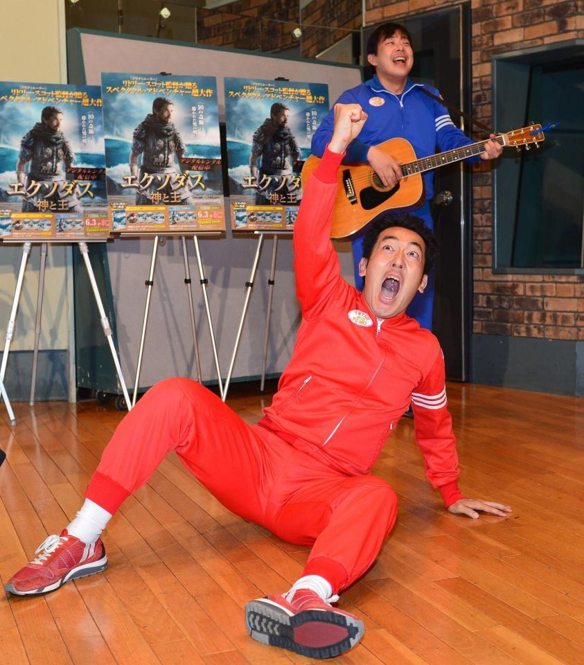 全力でネタを披露するテツａｎｄトモ（撮影・村中拓久）